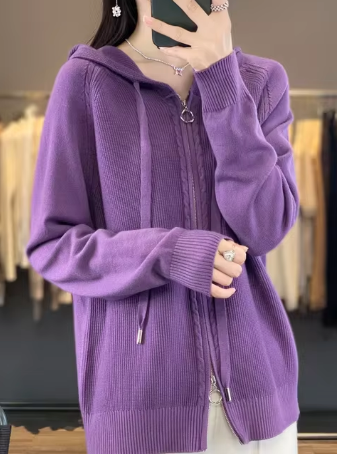 - Veste tricotée avec capuche