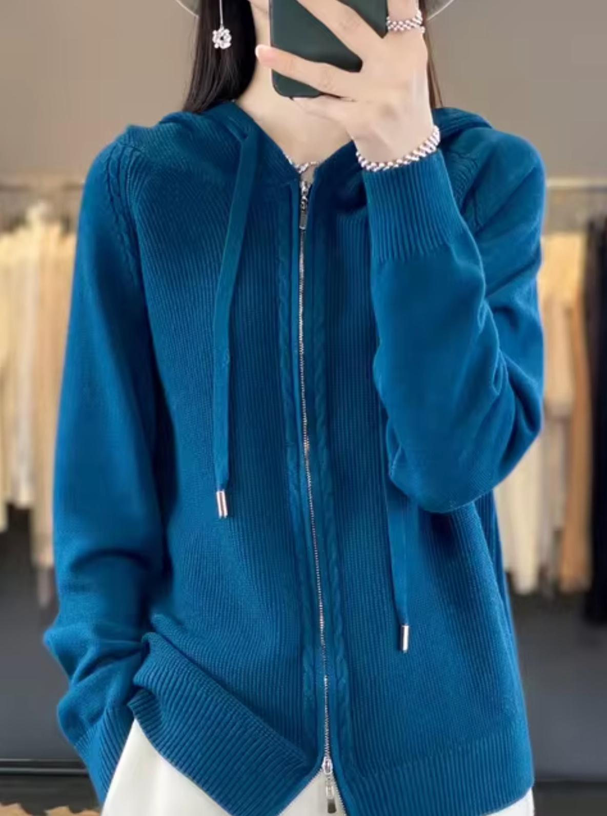 - Veste tricotée avec capuche