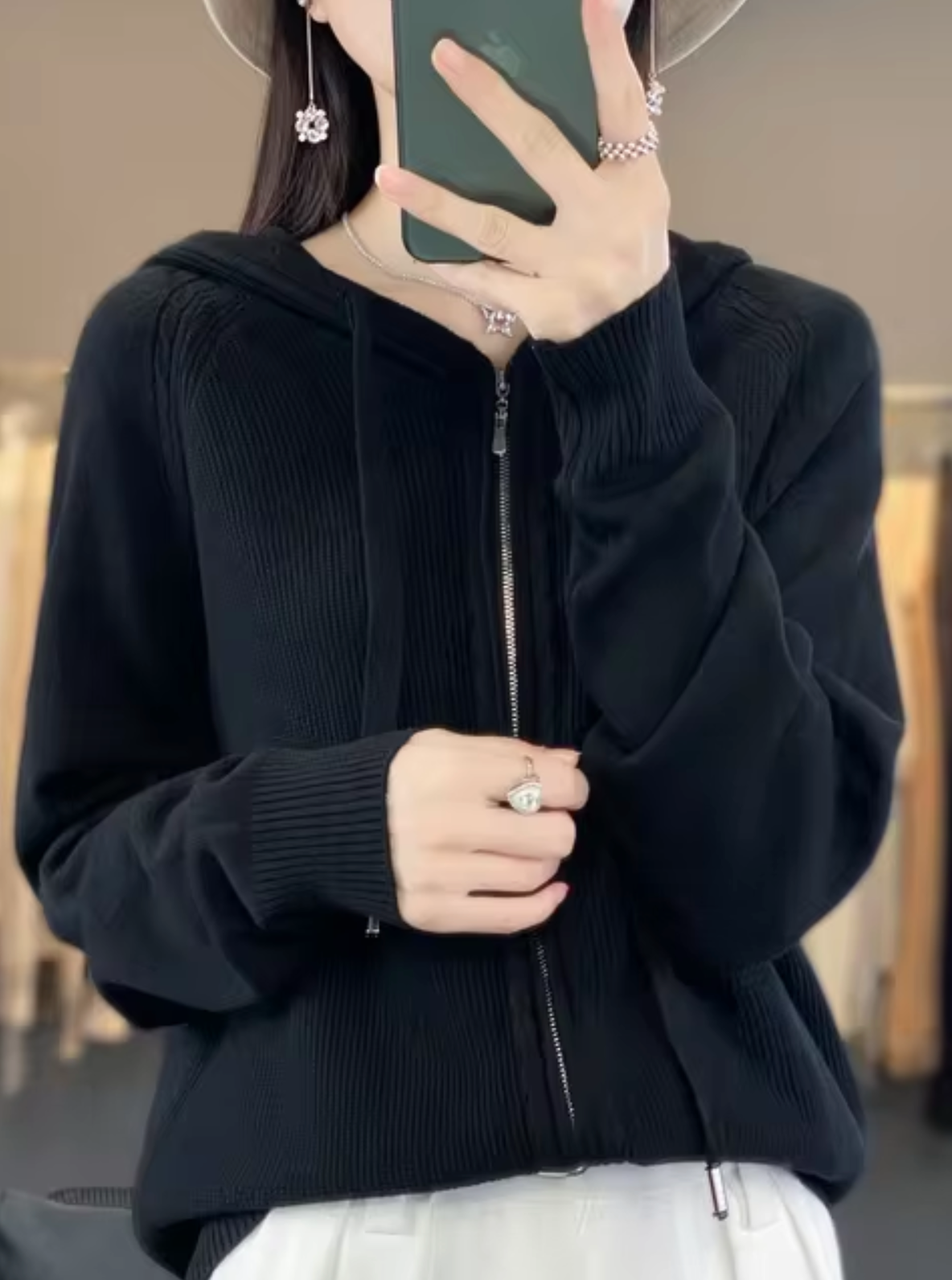 - Veste tricotée avec capuche
