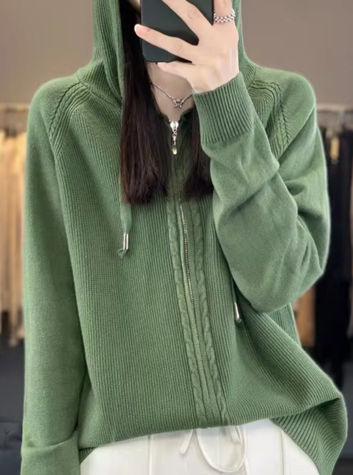 - Veste tricotée avec capuche