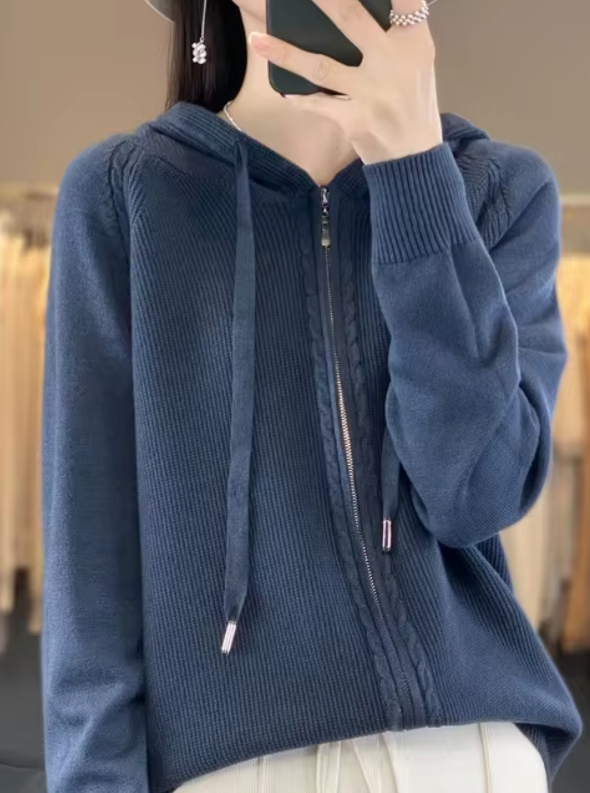 - Veste tricotée avec capuche