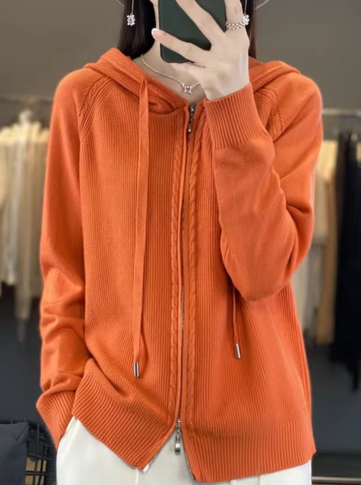 - Veste tricotée avec capuche
