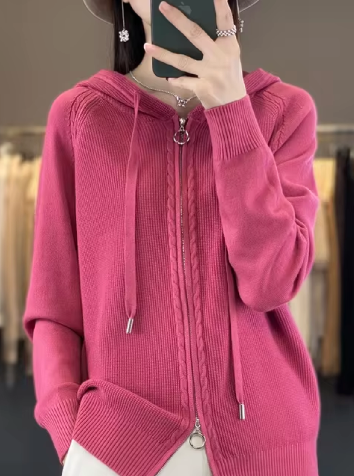 - Veste tricotée avec capuche