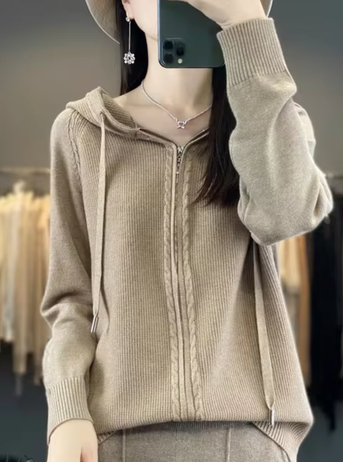 - Veste tricotée avec capuche