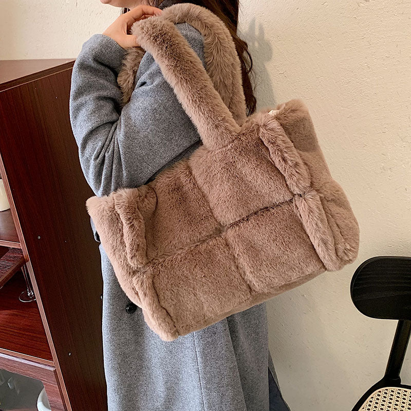 Vardi Dante™ Pipa Plush Handbag | A comfortable winter bag for women-Elly Rose