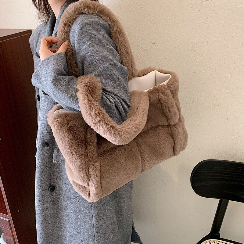 Vardi Dante™ Pipa Plush Handbag | A comfortable winter bag for women-Elly Rose